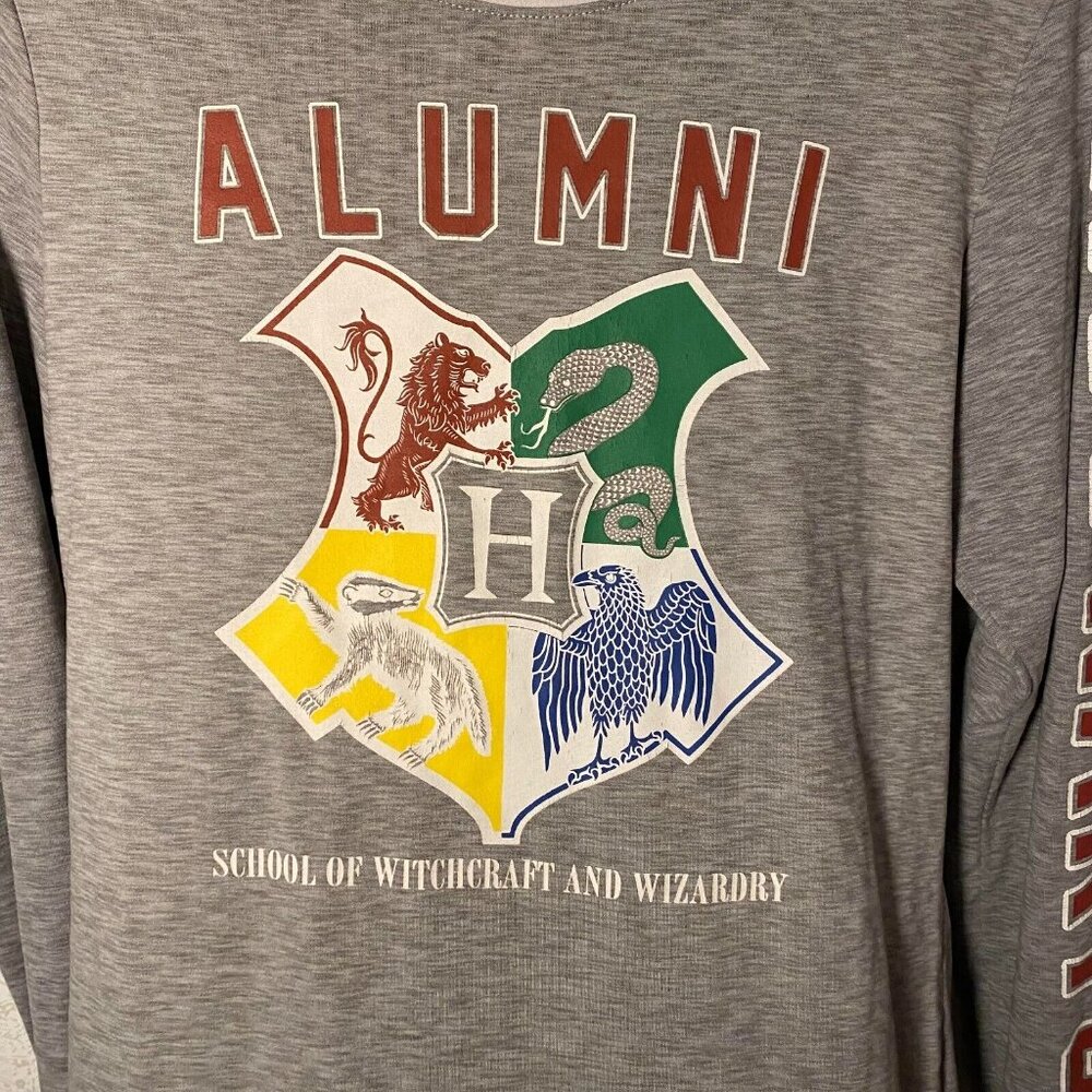 Harry Potter Alumni Shirt Long Sleeve Hogwarts Gray Size Medium - Picture 3 of 8